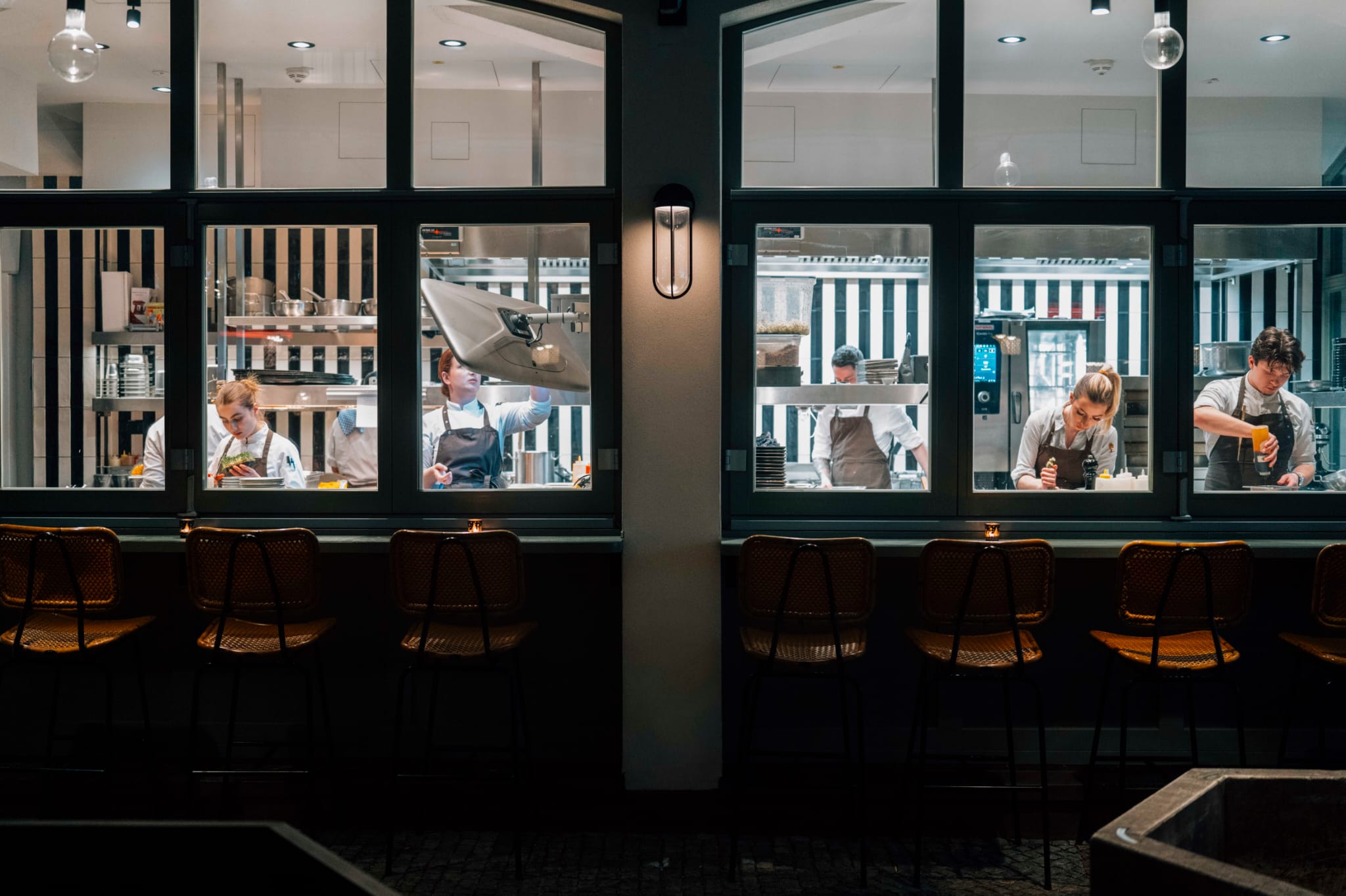 Gastraum der Schreiberei mit Blick auf die offene Küche